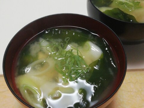 豆腐とワカメと長ねぎのお味噌汁